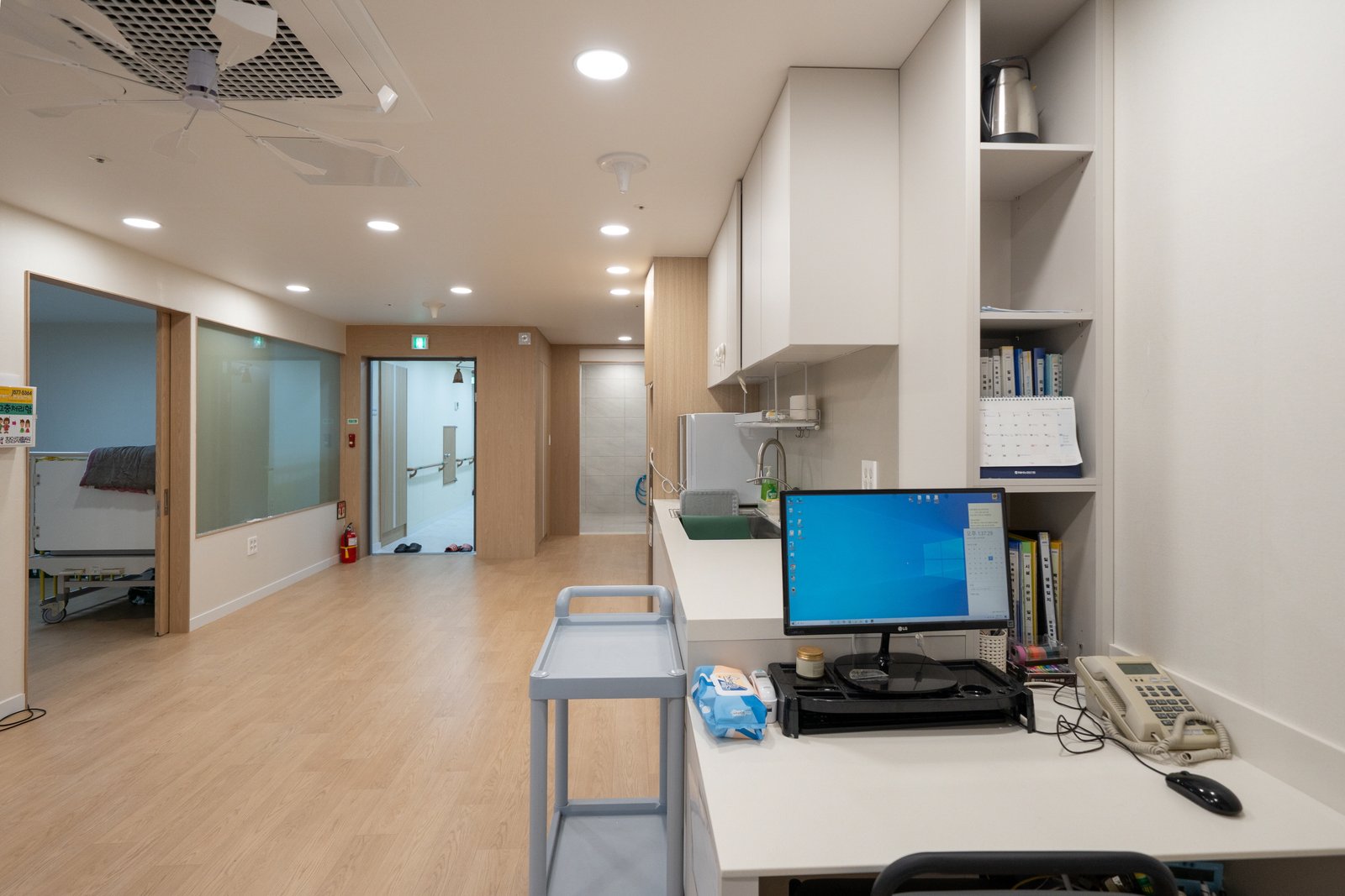 제주 창암재활원 준공 후 생활실 주방 — 인조대리석 싱크대, 체리디자인