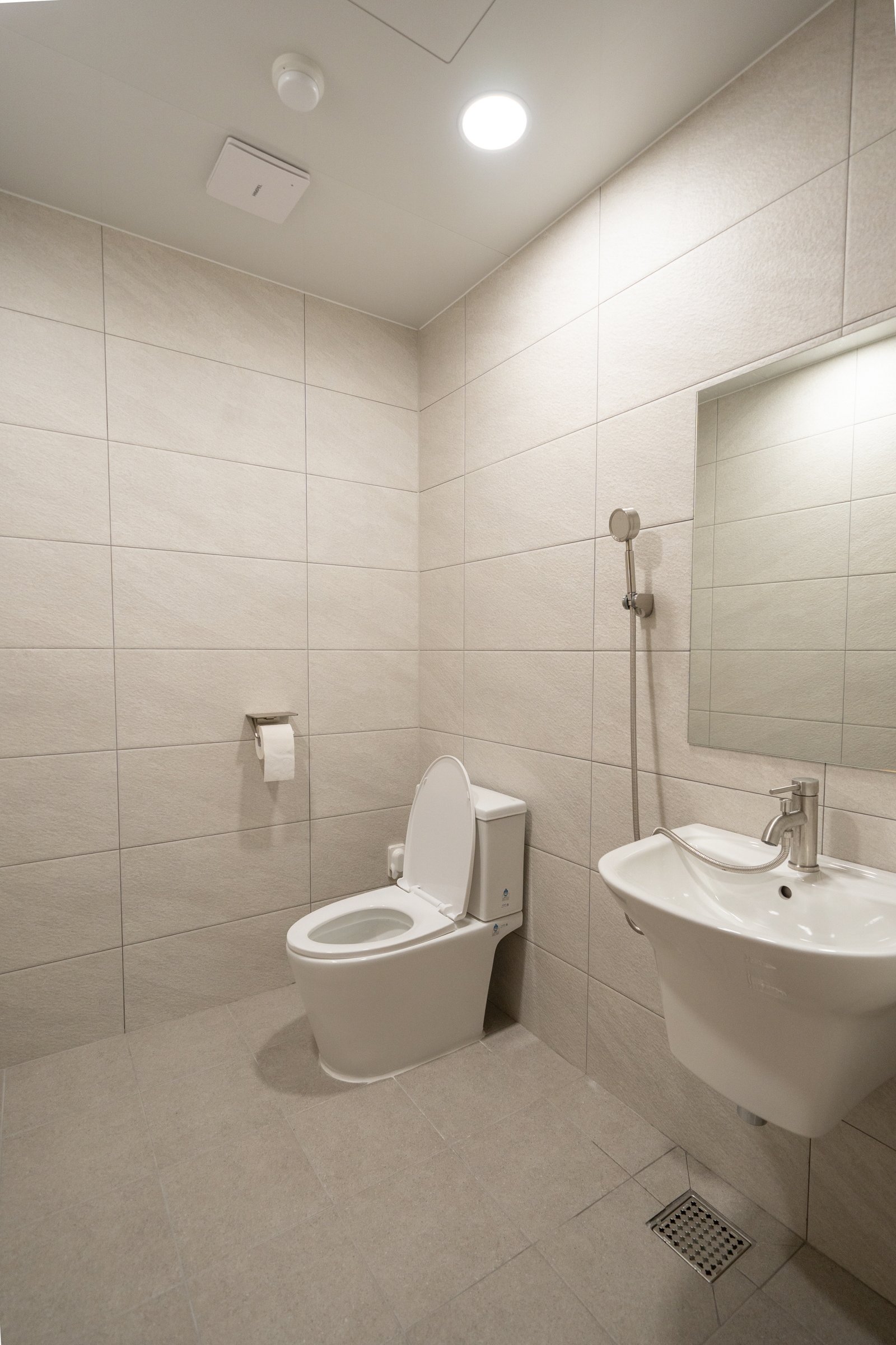 제주 창암재활원 준공 후 장애인 화장실 — 안전손잡이와 세면대, 체리디자인