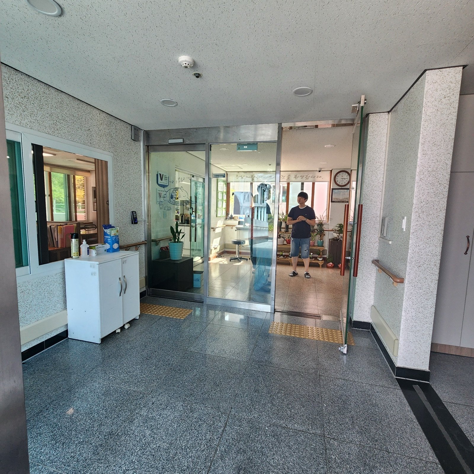 제주 창암재활원 공사 전 현관 방풍실 — 자동문·점자블록, 체리디자인