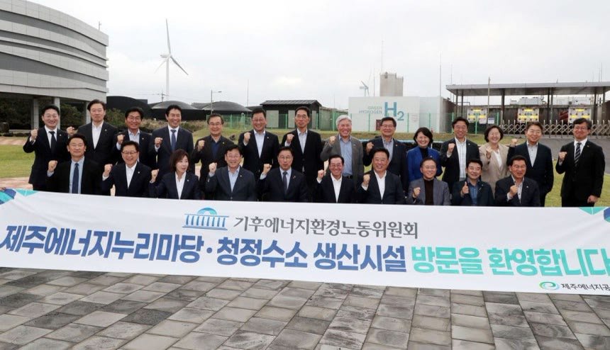 제주 구좌 제주에너지누리마당 야외 — 국회 기후에너지환경노동위원회 국정감사 현장방문단 방문 기념 촬영(사진 제공: 제주특별자치도)