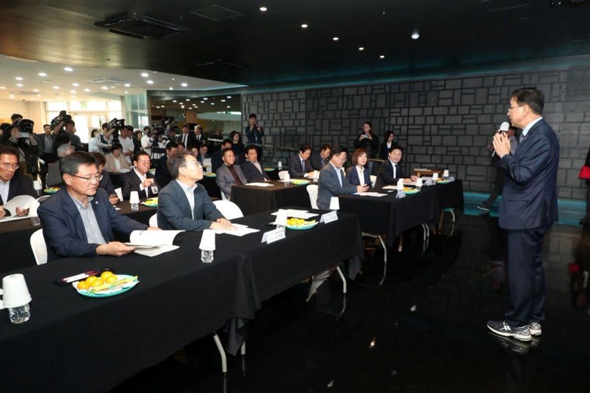 제주에너지누리마당 전시공간 준공 | 국회 간담회 장소 (에폭시·CNC 장식벽·간접조명) – 체리디자인