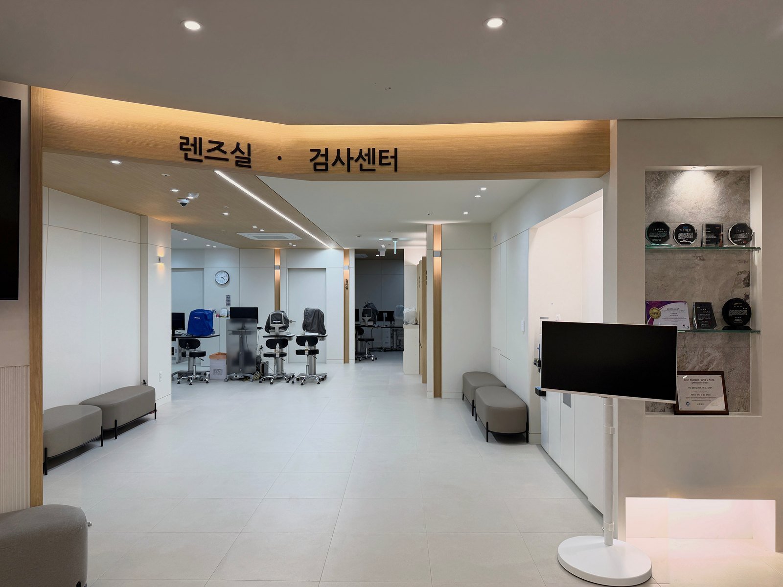 제주시 노형동 안과 렌즈실·검사센터 입구 — 우드 띠 사인과 천장 라인조명, 체리디자인